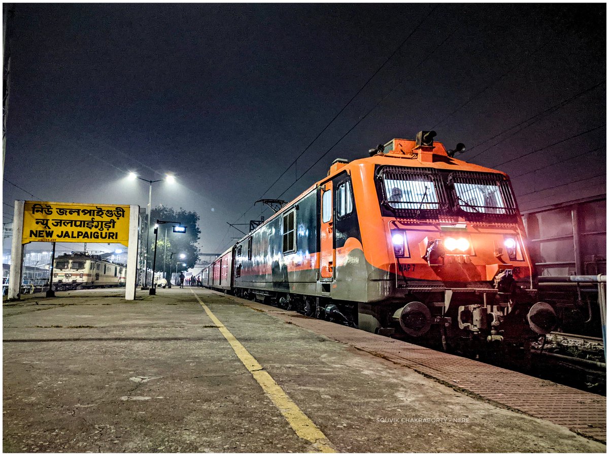 The #AmritBharat Liveried WAP7s !! 

Pic (1) - Howrah #WAP7 #39265 leading 12042 #NewJalpaiguri - #Howrah #SHATABDI Exp ! 

Pic (2,3,4) - Howrah WAP7 #39263 leading 12346 #Guwahati - Howrah #SARAIGHAT Exp ! 

📸 : Soumyajit Majumdar | @RFSouvikNJP

#NFRailEnthusiasts (1/2)