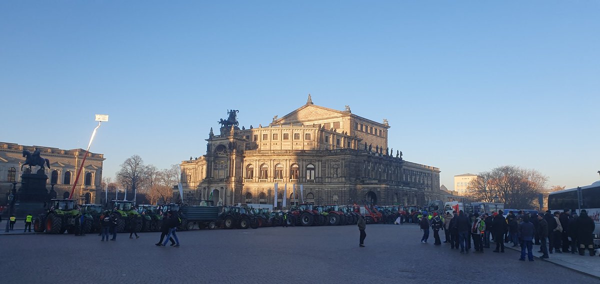 ZenkerLuisa's tweet photo. Aufbau der Bauern-Großdemo in #Dresden. Die Veranstalter rechnen mit 10.000 Teilnehmern. Mehrere Traktorenkorsos nähern sich der Landeshauptstadt in #Sachsen https://t.co/NXbHoUdE4J