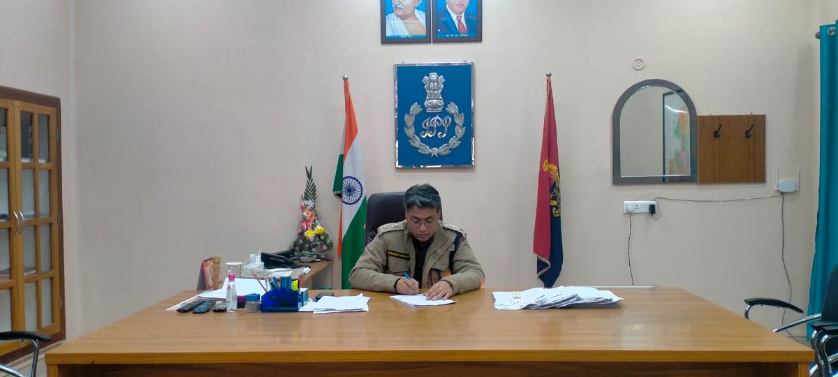DeoriaPolice's tweet photo. #DeoriaPolice पुलिस अधीक्षक देवरिया द्वारा पुलिस कार्यालय में #जनसुनवाई के दौरान आमजन की शिकायतों को सुनकर उनके त्वरित निस्तारण करने हेतु संबंधित को आवश्यक दिशा-निर्देश दिये गये। #UPPolice https://t.co/mvQFvM5v94