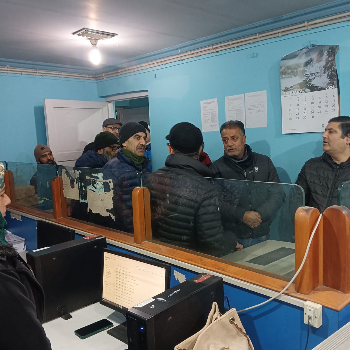 kpdcloffice's tweet photo. #RDSSWorksKashmir
MD KPDCL today morning visited S/D Huzuribagh, ED II, Srinagar. Interacted with staff assigned billing duties and functioning of 3x6.3MVA Receiving Station.
Well done #TeamKPDCL.
@diprjk @OfficeOfLGJandK @Raj576113 @mussarat_zia @MinOfPower