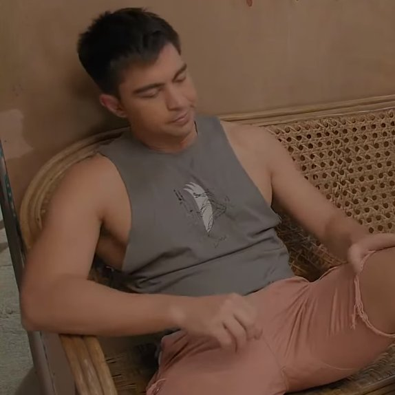 KapusoBuzz's tweet photo. Ang sarap sarap talaga panuodin nitong Makiling. Busog na busog ang eyes ko every episode. Hanggang last episode bang laging may paganito si @derrrmonasterio? Bwhwhwwhw chekka!
#MakilingRose
#DerrickMonasterio https://t.co/wd2GsenGPL