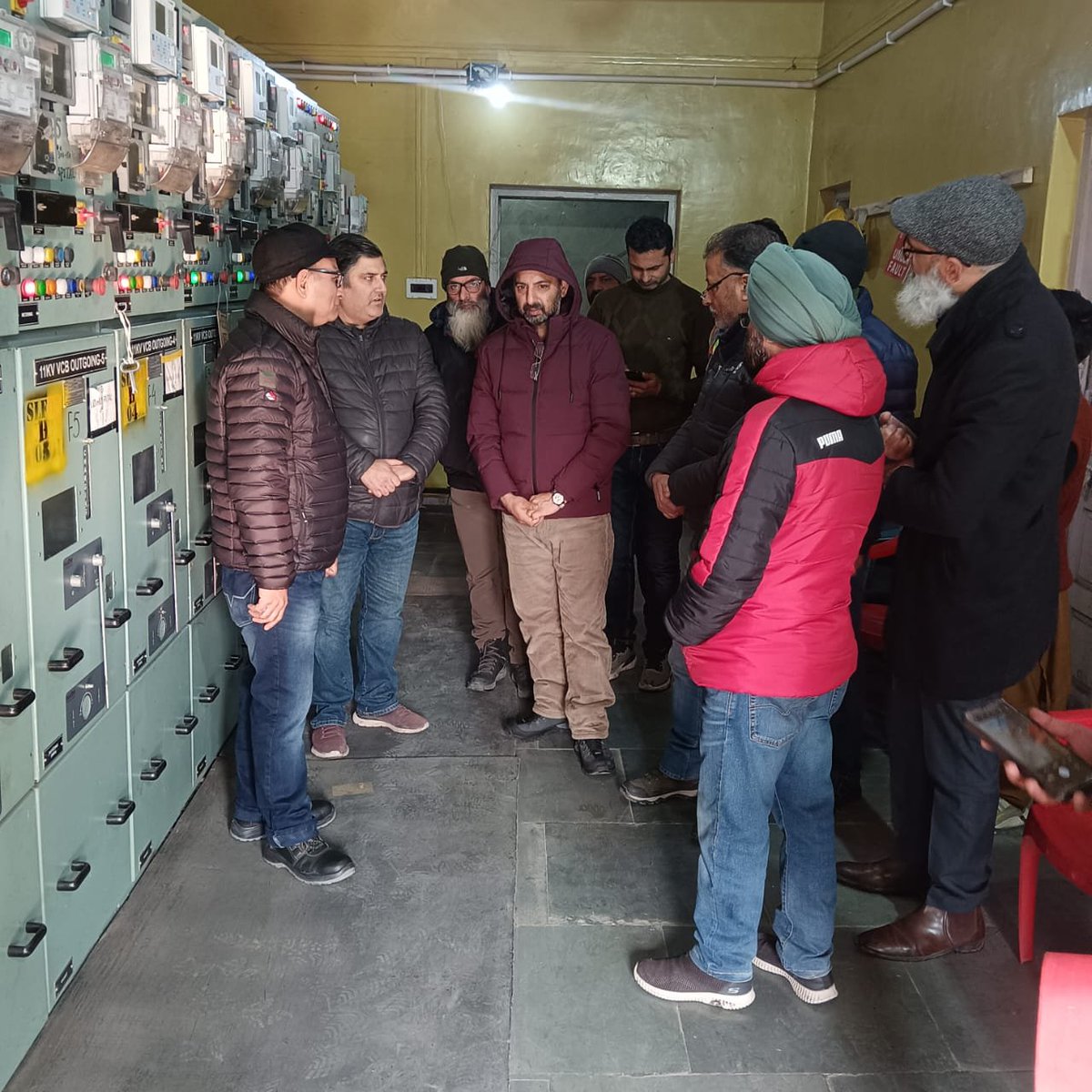 kpdcloffice's tweet photo. #RDSSWorksKashmir
MD KPDCL today morning visited S/D Huzuribagh, ED II, Srinagar. Interacted with staff assigned billing duties and functioning of 3x6.3MVA Receiving Station.
Well done #TeamKPDCL.
@diprjk @OfficeOfLGJandK @Raj576113 @mussarat_zia @MinOfPower