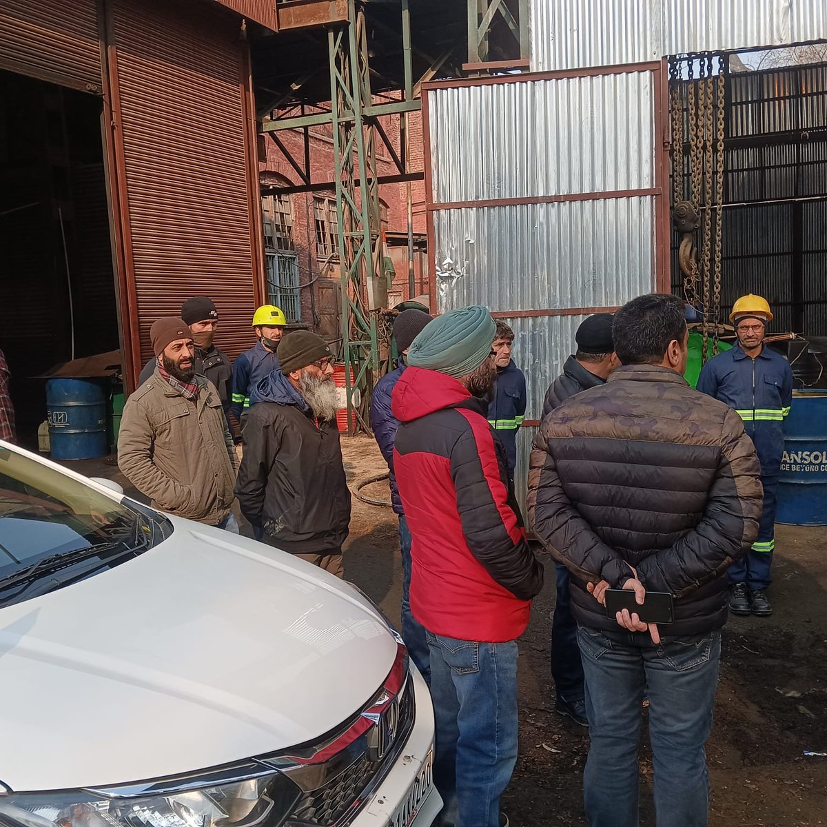 kpdcloffice's tweet photo. #RDSSWorksKashmir
MD KPDCL today morning visited S/D Huzuribagh, ED II, Srinagar. Interacted with staff assigned billing duties and functioning of 3x6.3MVA Receiving Station.
Well done #TeamKPDCL.
@diprjk @OfficeOfLGJandK @Raj576113 @mussarat_zia @MinOfPower