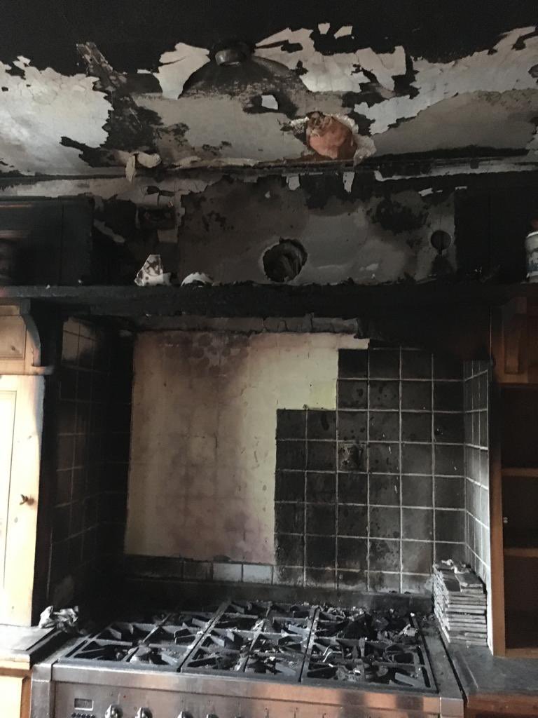 We have recently been to a follow up visit to a chip pan fire. Please follow the below advice to keep your kitchen safe: 
✅ never leave your cooking unattended.
✅ keep flammables away from the hob.
✅ keep your hob clear at all times.
#kitchensafety #cookingsafety