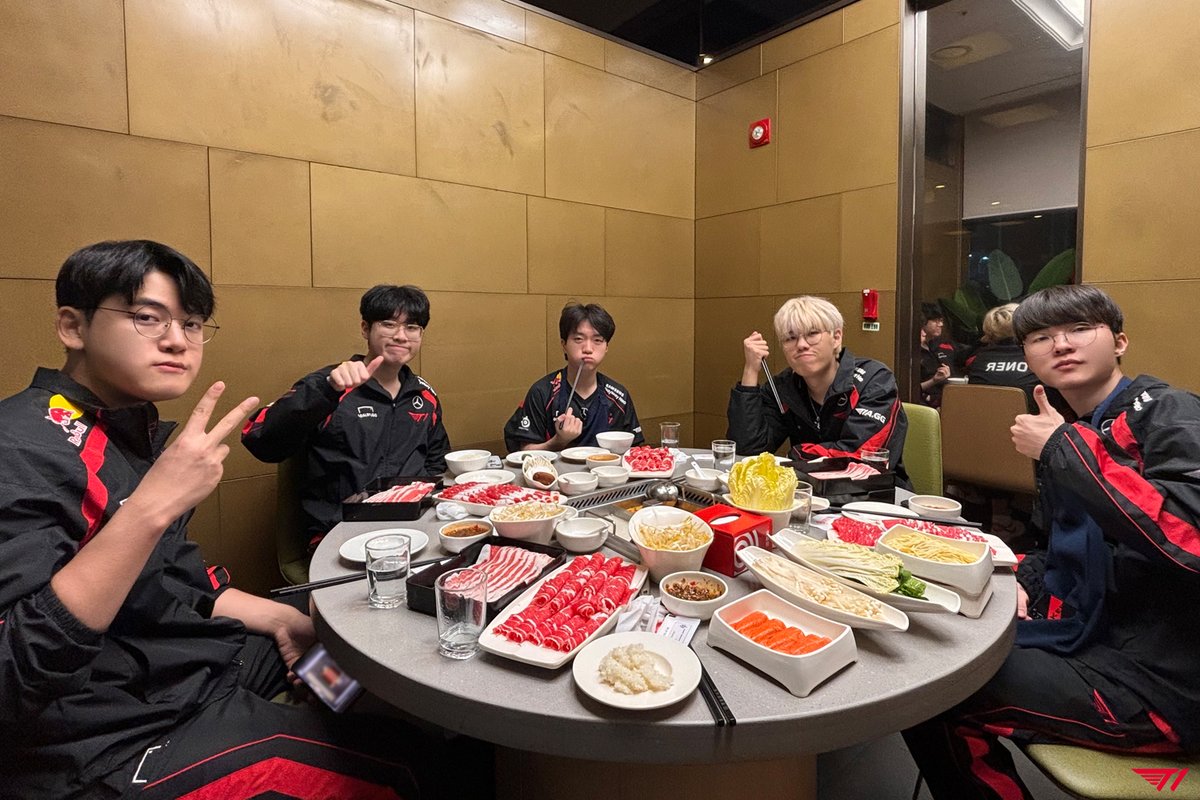 T1 LoL tweet media