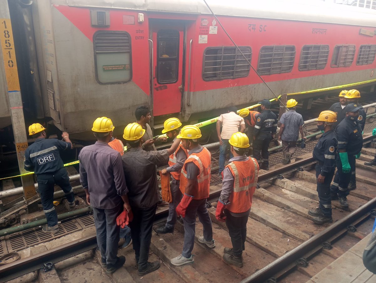 Charminar Express derailed and hit the compartment at Nampally Railway Station. DRF teams assisted railways to restore the train and help people. No casualties reported. @GadwalvijayaTRS @CommissionrGHMC @GHMCOnline