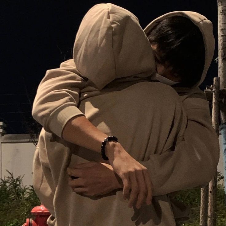 aerihwng's tweet photo. confidencialidad | seungsung au!

Si las cosas no se dan, solo debes forzarlas un poco. Ese había sido su lema de vida. Famoso en ascenso, caprichoso y enamoradizo, obviamente no podría dejar que ese atractivo "fan" se fuese de su concierto como si nada. https://t.co/aroUFitKRa