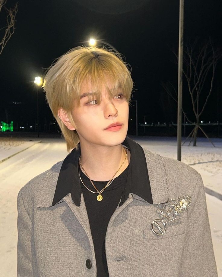 aerihwng's tweet photo. confidencialidad | seungsung au!

Si las cosas no se dan, solo debes forzarlas un poco. Ese había sido su lema de vida. Famoso en ascenso, caprichoso y enamoradizo, obviamente no podría dejar que ese atractivo "fan" se fuese de su concierto como si nada. https://t.co/aroUFitKRa