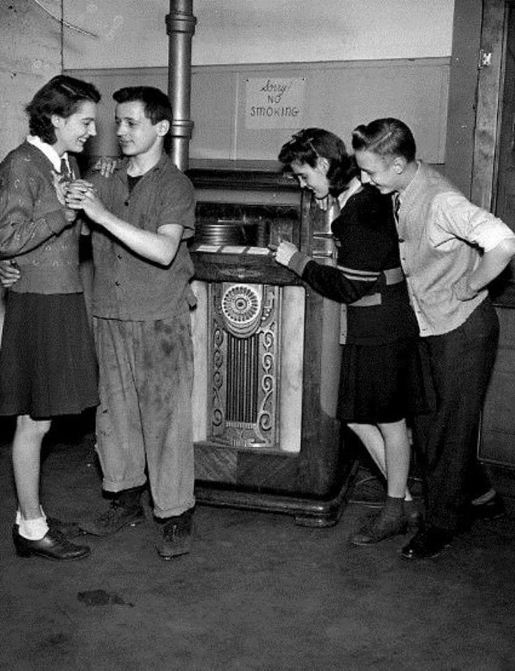 Dancing at the jukeboxes in 1940 #swingdance #swingmusic #jukebox #bobbysoxers