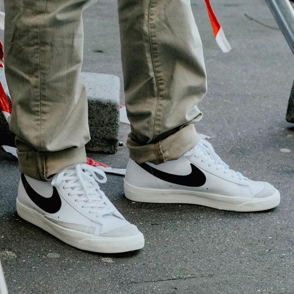 KicksDeals's tweet photo. 👀 Select sizes remain on 50% OFF deal for the white/black Nike Blazer Mid '77 VNTG at $52.50 + shipping.

BUY HERE -> https://t.co/0FY2XsJSnq (promotion - use code FLASH50 at checkout) https://t.co/hphbSzTnhc