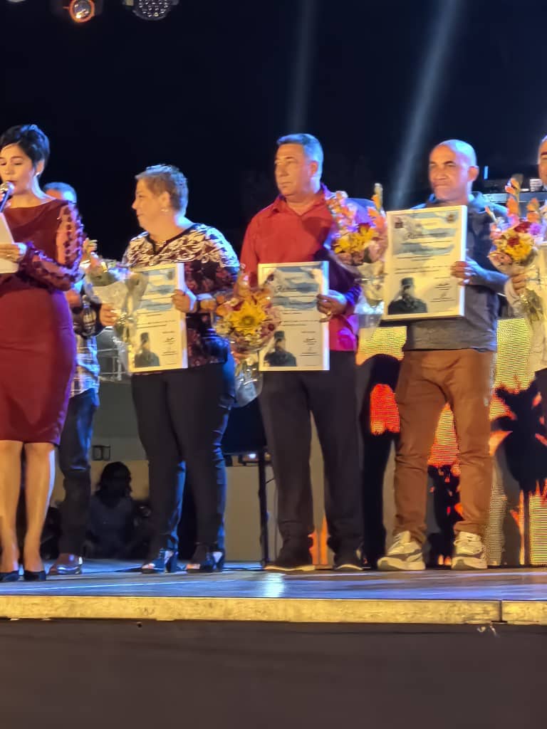 Participé en el acto por el #Aniversario13 de la fundación de #Mayabeque, provincia que trabaja con compromiso y ahínco por #Cuba. Se reconoció a Yaniley Sanabria, directora de <a href="/ETECSA_Cuba/">ETECSA</a> en el territorio,  ejemplo de Cuadro de la Revolución.
#EstaEsLaRevolución