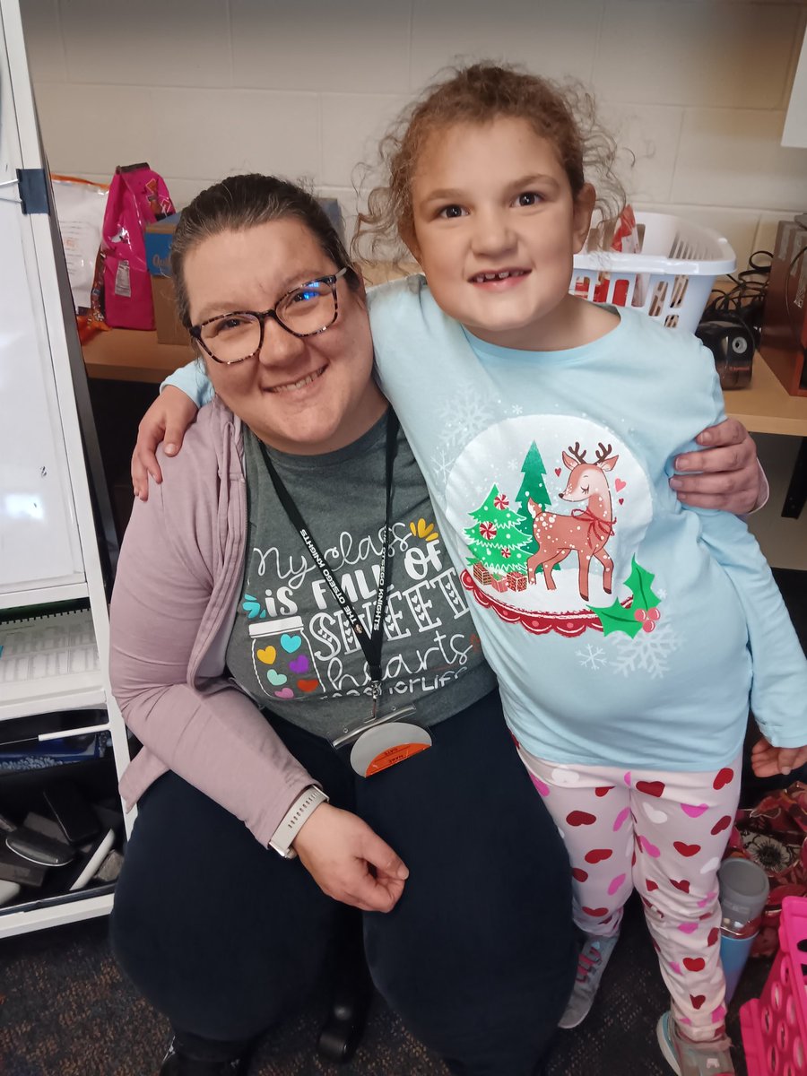 OLittleKnights's tweet photo. I'm sorry...I know I've missed a few Mystery Readers. We're so blessed to have such wonderful people come to our classroom to share! Thank you, Mystery Readers! #OtsegoKnights https://t.co/vWqiq7CGr0