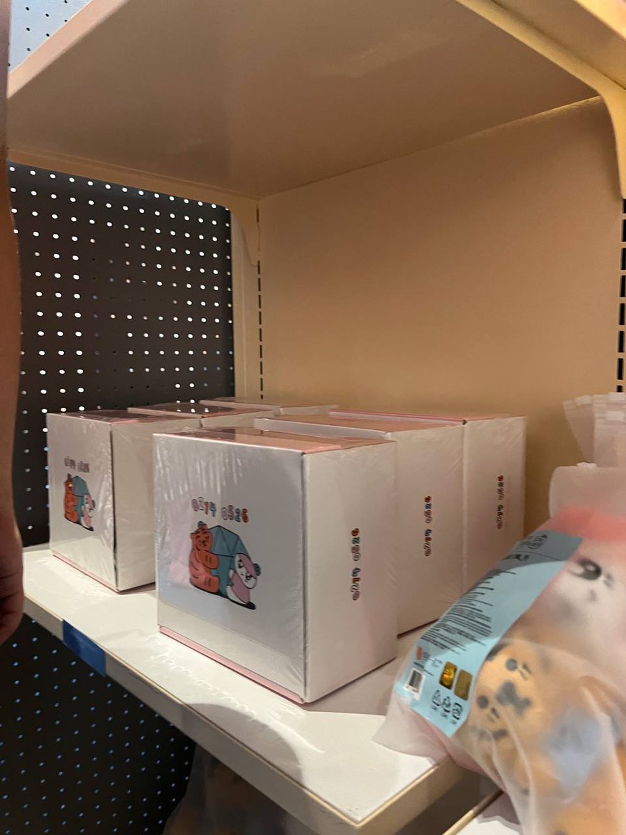 some items on seventeen’s artist made pop up store in metro manila (sm north edsa)

fluffy toram with blanket’s 4620php 🫠