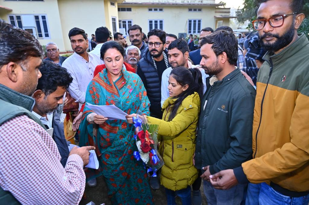 BawriyaPooja's tweet photo. उपमुख्यमंत्री @KumariDiya जी से #CHA प्रतिनिधि मंडल ने मुलाकात कर अवगत कराया कि हमें पुनः नौकरी देकर चिकित्सा विभाग को मजबूत बनाएं और निरोगी राजस्थान बनाएं @1stIndiaNews @DainikBhaskar @DrKirodilalBJP @BhajanlalBjp @dsrajpurohit291 @GajendraKhimsar @News18Rajasthan @RajCMO https://t.co/YbVThG4ktv