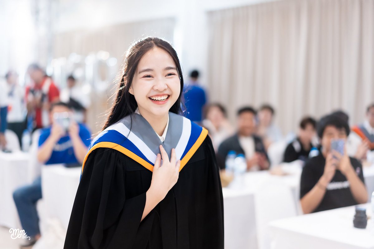 MMGallery48's tweet photo. บรรยากาศงานแสดงความยินดีน้องลูกเกดเรียนจบแล้วจ้า 🎓
#LookkedGraduation
#LookkedCGM48
#CGM48
#MMGallery https://t.co/Zh0I23nhU4