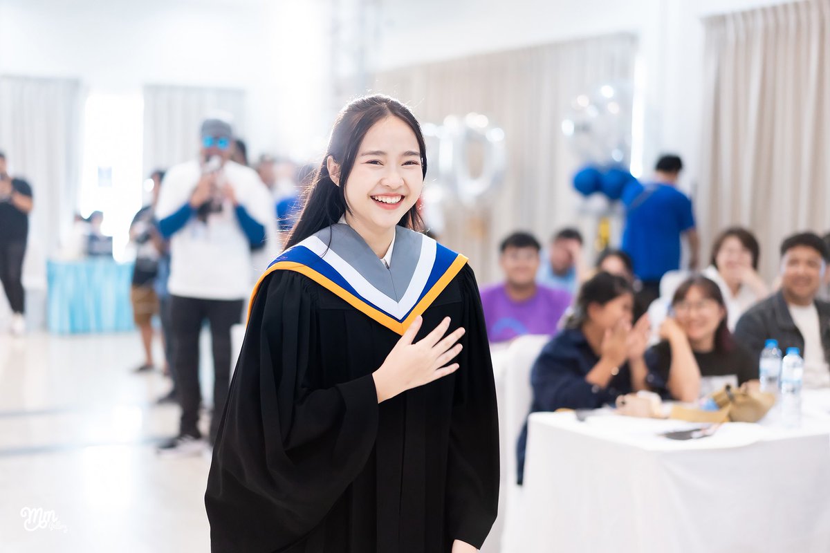 MMGallery48's tweet photo. บรรยากาศงานแสดงความยินดีน้องลูกเกดเรียนจบแล้วจ้า 🎓
#LookkedGraduation
#LookkedCGM48
#CGM48
#MMGallery https://t.co/Zh0I23nhU4