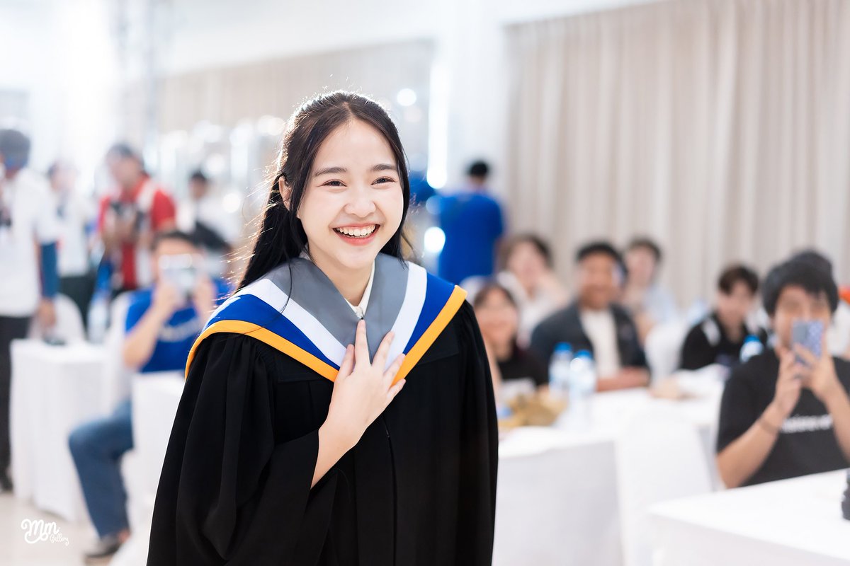 MMGallery48's tweet photo. บรรยากาศงานแสดงความยินดีน้องลูกเกดเรียนจบแล้วจ้า 🎓
#LookkedGraduation
#LookkedCGM48
#CGM48
#MMGallery https://t.co/Zh0I23nhU4