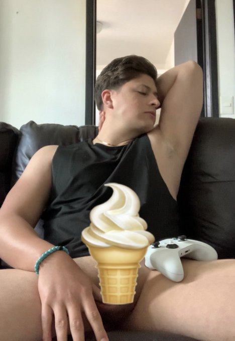 Quieres helado? 😋 https://t.co/SgouNy0lqw https://t.co/IwmSlvm4rv