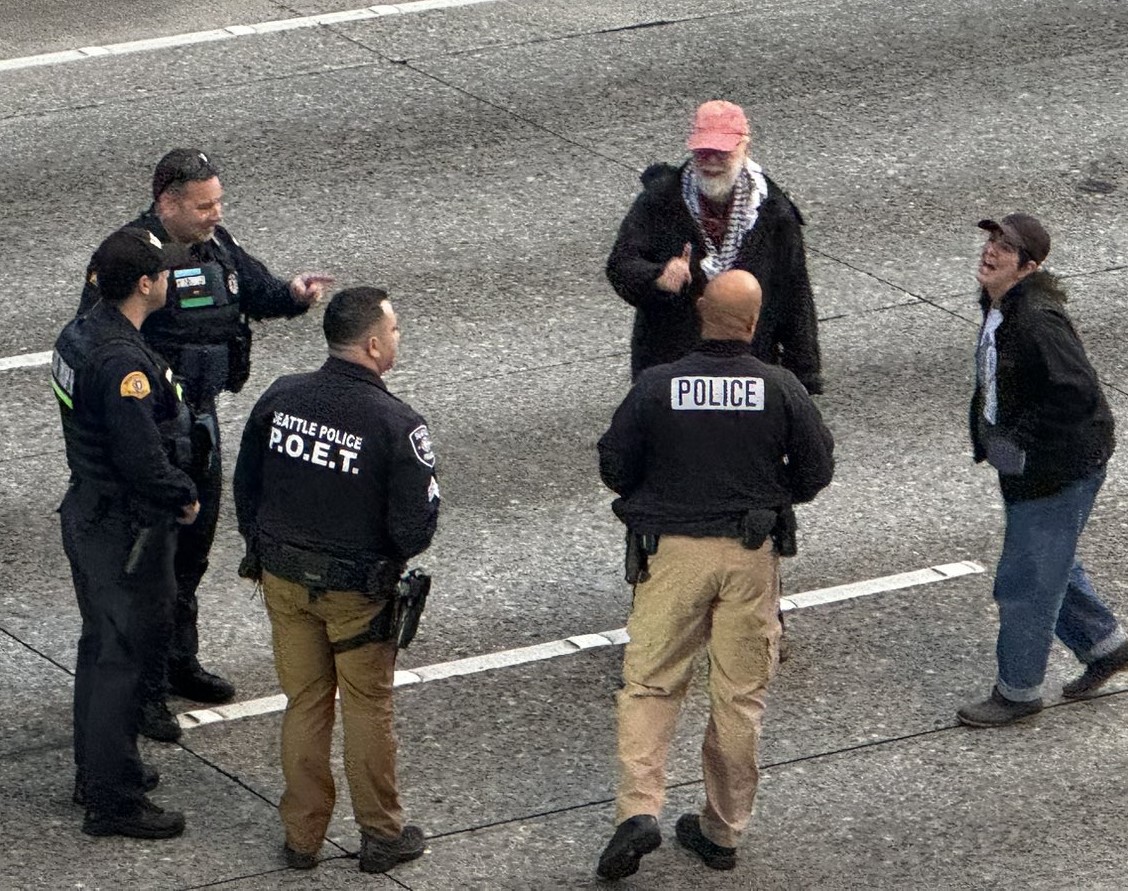 thehoffather's tweet photo. 🧵ACTIVIST INC.

Meet Edward Mast, one of the organizers of the Pro Hamas blockade of I-5 in downtown Seattle on Sat

Ed is a regular in the Seattle protest scene &amp; is frequently spotted trying to defund the police or keeping homeless people from going to shelter

H/T @choeshow https://t.co/V35qCKCveG