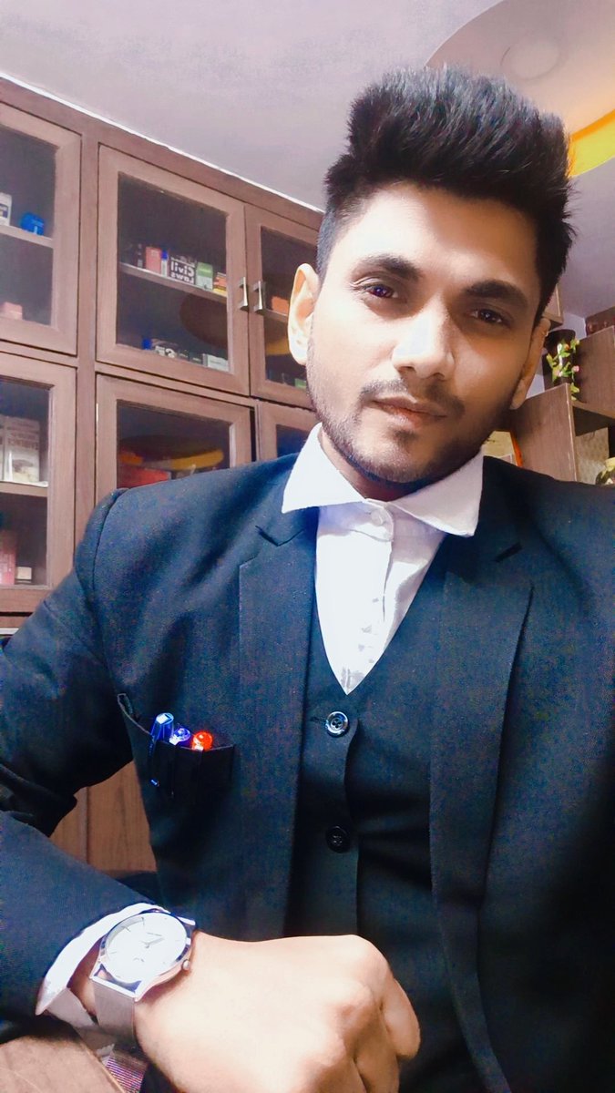 Lawyer_Sushil's tweet photo. मंजर बुरा हो सकता है, मजिंल नहीं.. दौर बुरा हो सकता है, लेकिन जिंदगी नहीं..☺️🌈✨
#lawyers
#SupremeCourtofIndia
#firstgenerationlawyer https://t.co/opdfQiH85D