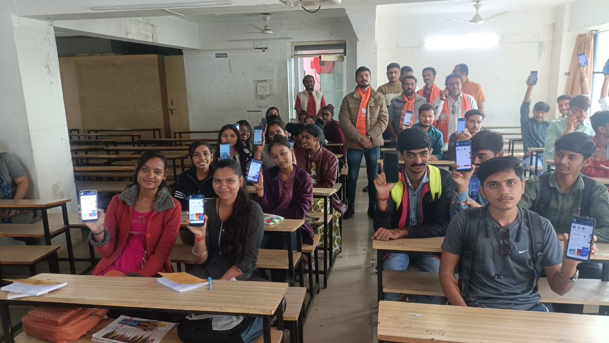 baradviral1015's tweet photo. ભારતીય જનતા પાર્ટી યુવા મોરચો જામનગર મહાનગર દ્વારા વિવિધ કોલેજમાં જઈ નમો એપ ડાઉનલોડ કરાવી https://t.co/qKIVpOiI6i