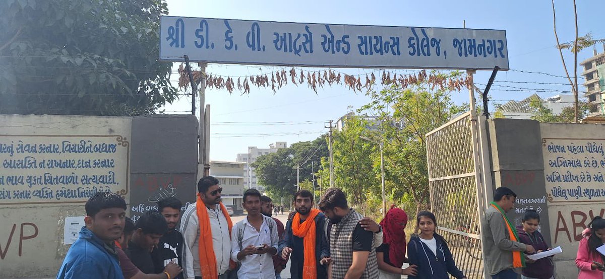 baradviral1015's tweet photo. ભારતીય જનતા પાર્ટી યુવા મોરચો જામનગર મહાનગર દ્વારા વિવિધ કોલેજમાં જઈ નમો એપ ડાઉનલોડ કરાવી https://t.co/qKIVpOiI6i