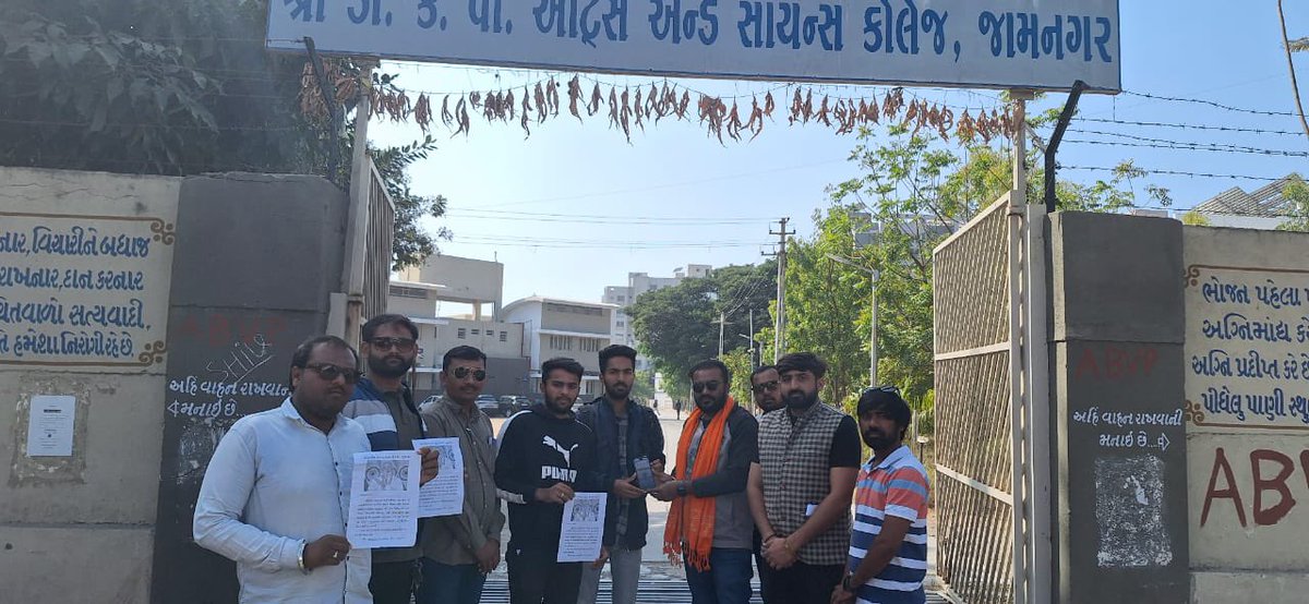 baradviral1015's tweet photo. ભારતીય જનતા પાર્ટી યુવા મોરચો જામનગર મહાનગર દ્વારા વિવિધ કોલેજમાં જઈ નમો એપ ડાઉનલોડ કરાવી https://t.co/qKIVpOiI6i
