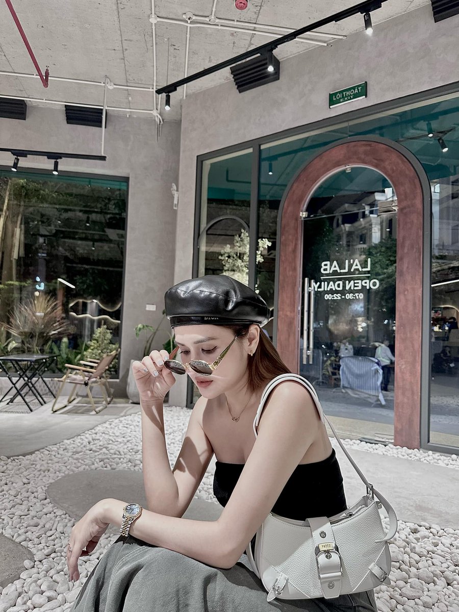 RussellSte49135's tweet photo. Modern girls are not afraid of loneliness ✌️ https://t.co/WIU39102zy