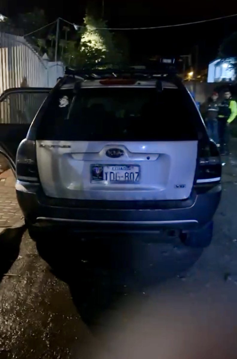 czamoramatute's tweet photo. #Novedad 23:23

➡️Reportan desde sector de control sur vehículo que comenzaba a quemarse

Vecinos controlan el hecho con agua, quienes pretendían iniciar el incidente huyen, fuerzas del orden llegan al punto y toman control

Nos reportan y actuamos!  Todos activados https://t.co/BSe10ZMukg