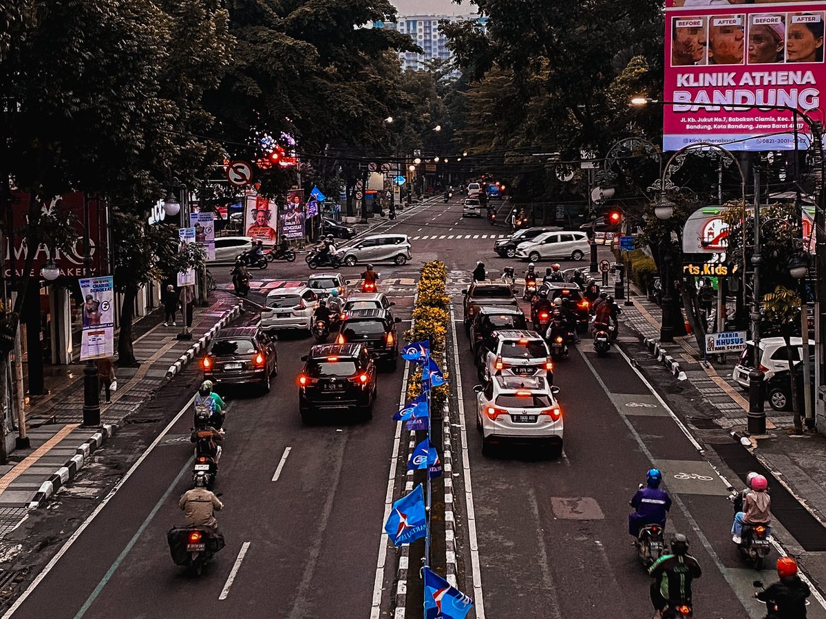 Hari hari mendung terus ujan