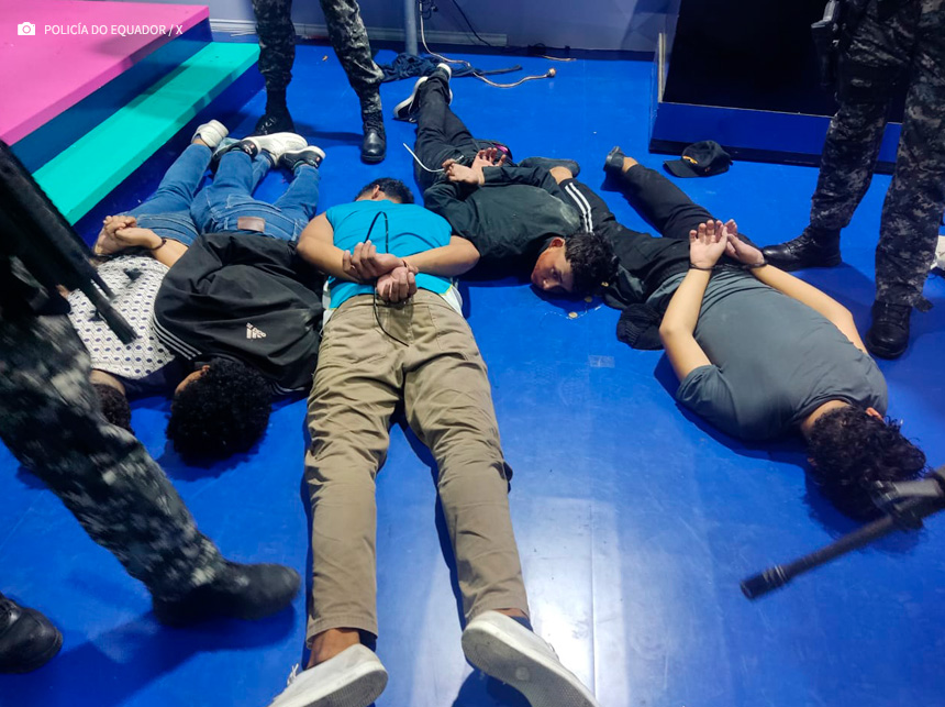PDNewsBR's tweet photo. Membros de crime organizado invadem emissora de TV no Equador
https://t.co/mo30A3epUk
#CrimeOrganizado #Equador #DanielNNoboa #TCTelevision #Explosoes #Sequestros https://t.co/D7CoLm40qr