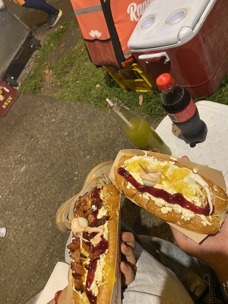 Manuela0474's tweet photo. Salidita a comer perrito de belmonte con la Cami.🌭😍 https://t.co/mqZNSbWqsB