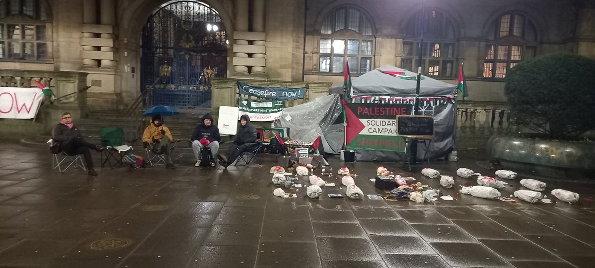 On the nightshift now at the #CeasefireNOW camp in #Sheffield. Two Palestinian residents are camping here, one of whom is on hunger strike. You can read their demands here: sheffieldpsc.org.uk/?p=3501 Why have @BBCLOOKNORTH50 @itvcalendar so far refused to cover this?