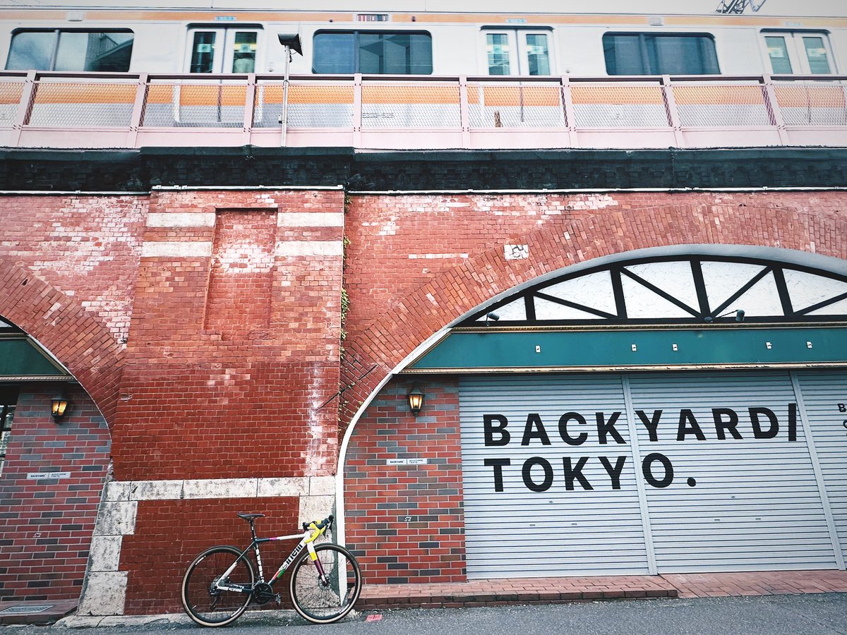 u2bikes's tweet photo. CHINELLIのバイクはライドにとても良くない。
つい立ち止まって写真を撮りたくなる。
雑多な街並みに裏路地と
ふとした場所と相性良すぎて
店近く、上野から新橋辺りまででも
いくら時間があっても足りなくて
CHINELLIデザインは正に時間泥棒⌛️
#U2BIKES #CHINELLI #ZYDECO #ROADBIKE 
#TOKYO #JAPAN #RIDE 
#速く走るだけが自転車じゃない 
#乗ることを楽しむ大事