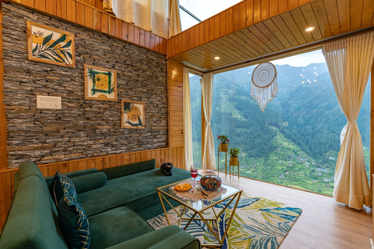 Discover nature's harmony at Shangrila Rénao, perched atop Tandi hill near Jibhi. With serene surroundings, all you'll hear are birds singing or spotting shooting stars from your all-glass cabin. It's time to unwind and embrace tranquility in this stylish haven. 🌿✨