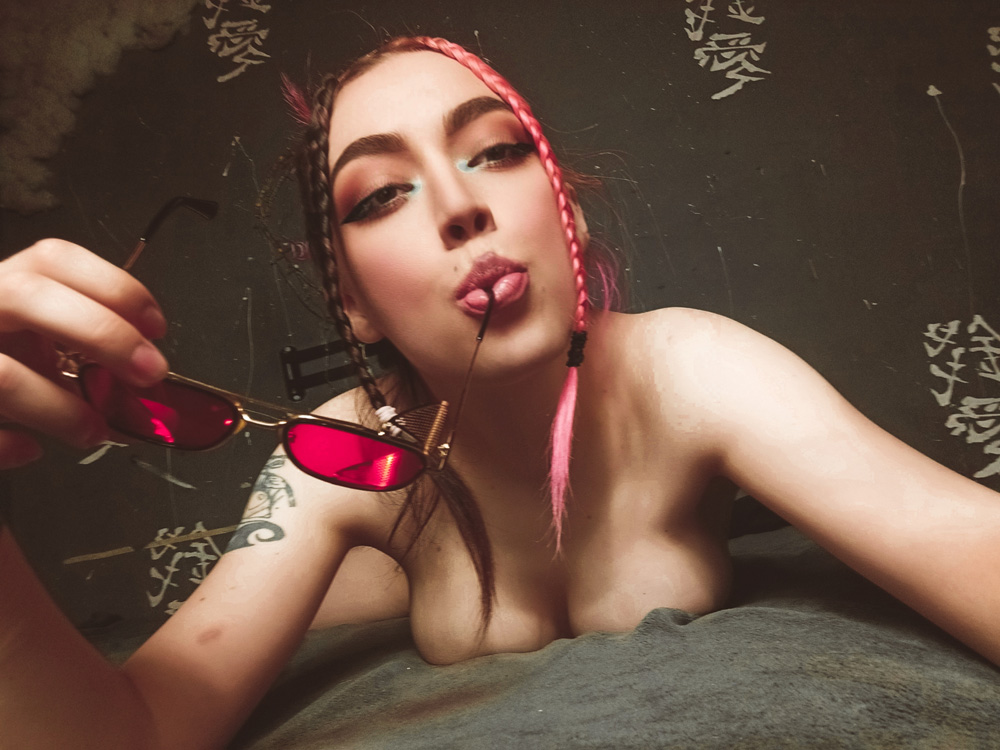URPhoneFantasy's tweet photo. I'm having a 'curious' evening here in NY...
Tell me what are you curious about?
@1MistressPink 

#phonesex #Pillowtalk #NiteFlirt 
https://t.co/o8VsnPHH08 https://t.co/L4A67faDNM
