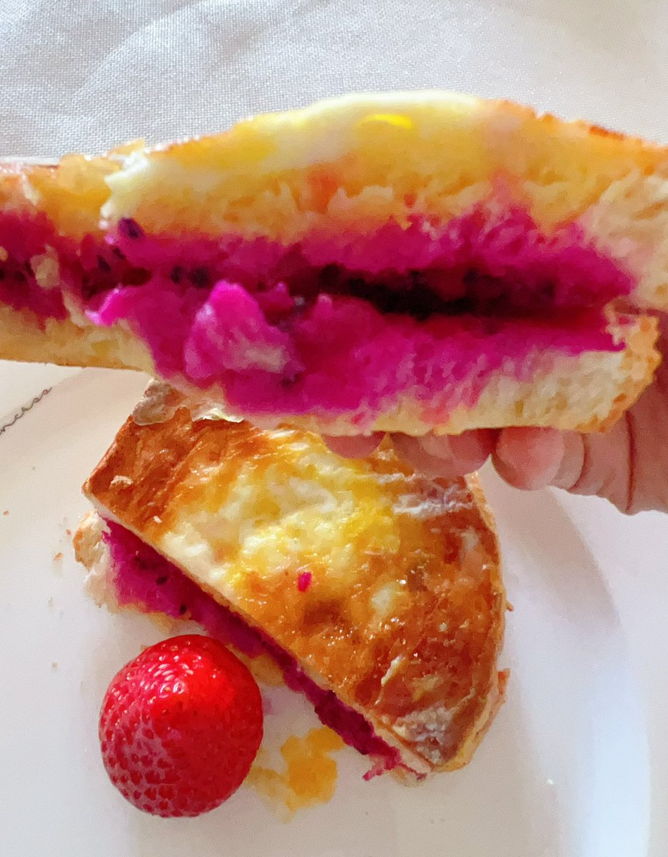 momo2637's tweet photo. Good morning
If there are 100 kinds of toast, I can give you 101 kinds.
Day 32 breakfast: Dragon Fruit Cheese Custard Toast
#breakfast #healthyfood #healthyeating #homemade #toast https://t.co/Lhe9XlLRTX