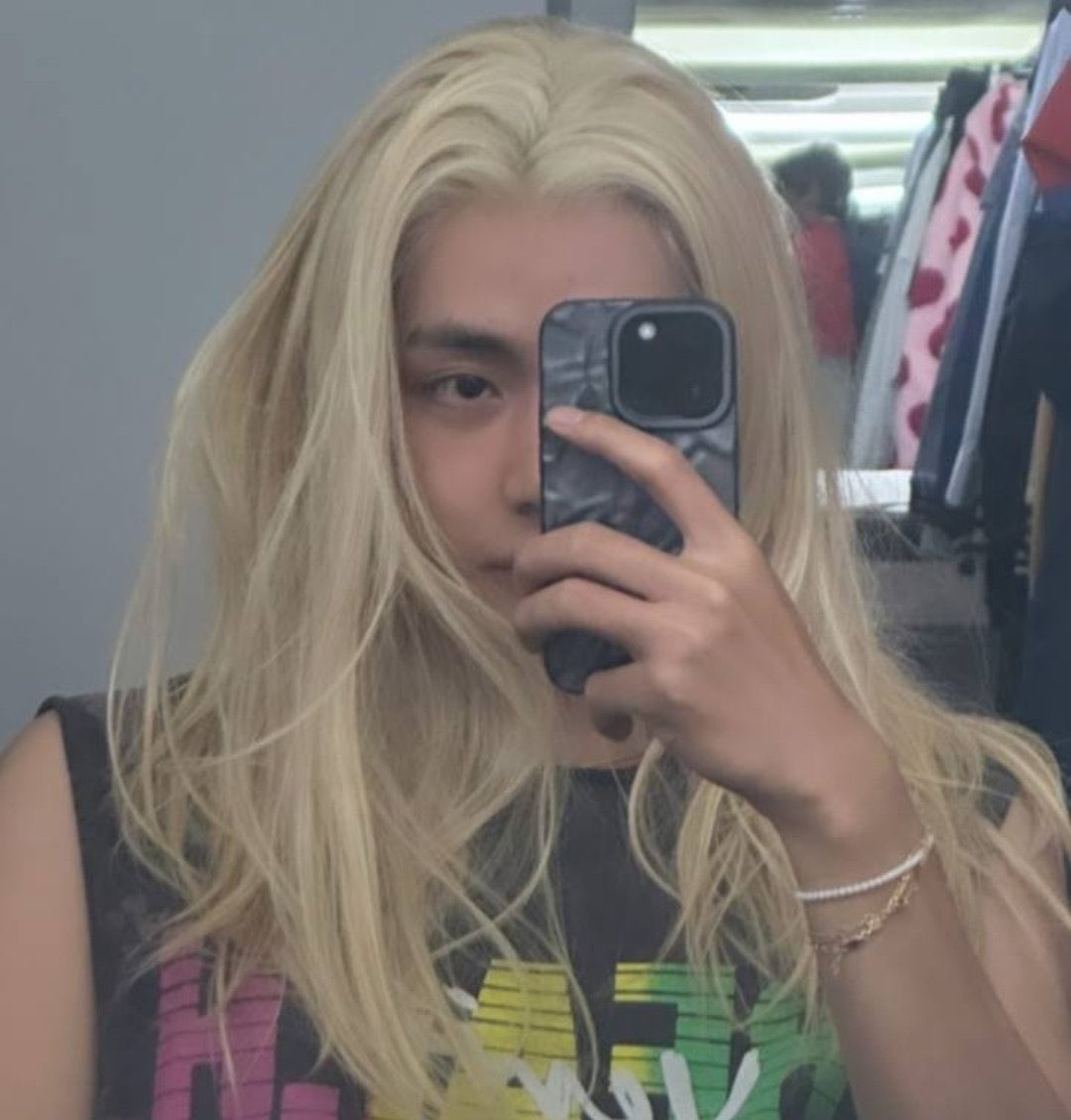 sevenrchive's tweet photo. taehyung’s wig was for his bazaar cover?? 😭 https://t.co/UhD0FNhiRq