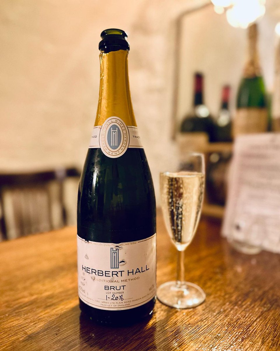 EulerLuis1's tweet photo. UK sparkling has come a long way — this 2018 Herbert Hall sparkling wine is well made and lacks the greenness and thin body of many English sparkling wine from a decade ago! #climatechange #englishwin https://t.co/bMp7PQqe41