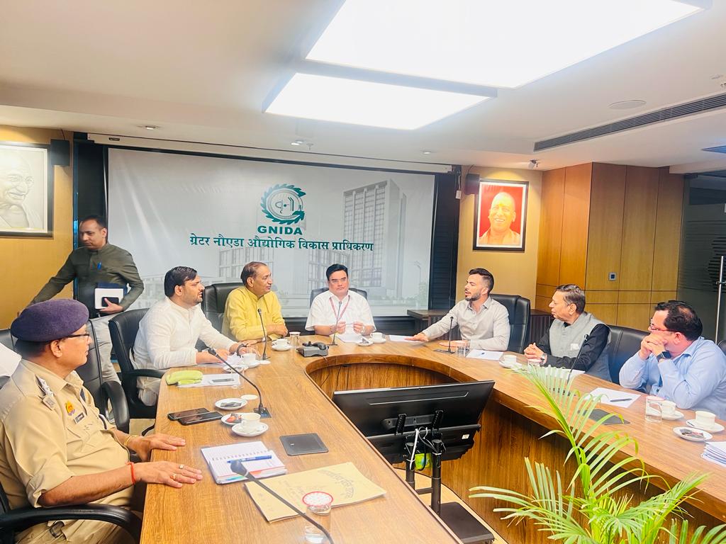 Rsuribhardwaj's tweet photo. @Samjaihind @OfficialGNIDA @IAS_SAUMYA @CREDAINational @Supertechltd @VijayCh05572426 @rastogialok_in @UKDUBEY8 @GSVerma81592480 @Bs_Tripathi @CeoNoida @BJP4UP @dmgbnagar @Village1Eco @myogiadityanath @MoHUA_India @DhirendraGBN @Dkumarchandel @PANKAJPARASHAR_ @NaveenBhati_ @narendramodi @siddharth2596 This is totally the monopoly of builder &amp; he is violating the conclusion of meeting which was held at @OfficialGNIDA in Presence of @IAS_SAUMYA Sir @tejpalnagarMLA ji.Without completing the infrastructure @Supertechltd is increasing the KV load which is not acceptable at all Sir https://t.co/TyzJp4NEpX