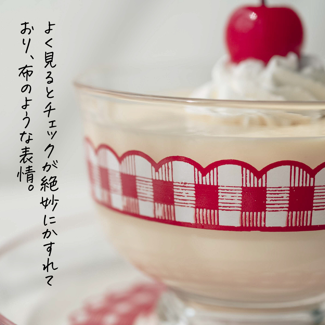 aderia_retro's tweet photo. アデリアレトロ柄紹介：1974年「エレガンス」
赤いギンガムチェックが可愛らしいこちらは、「エレガンス」という柄です。
よく見るとチェックが絶妙にかすれており、布のような質感が表現されています。
柄は赤い縁で囲まれており、まるでカップにりぼんが施されているかのよう🎀 https://t.co/irJD50HxQt