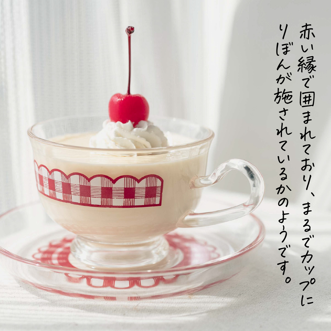aderia_retro's tweet photo. アデリアレトロ柄紹介：1974年「エレガンス」
赤いギンガムチェックが可愛らしいこちらは、「エレガンス」という柄です。
よく見るとチェックが絶妙にかすれており、布のような質感が表現されています。
柄は赤い縁で囲まれており、まるでカップにりぼんが施されているかのよう🎀 https://t.co/irJD50HxQt
