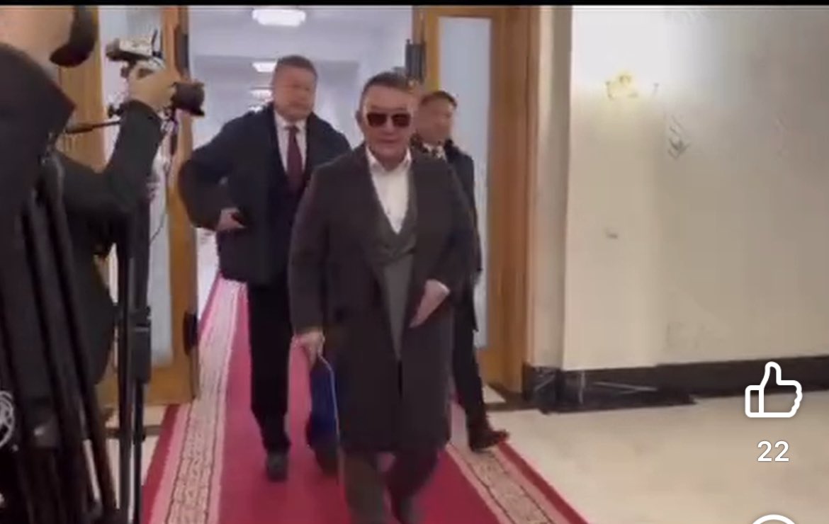 Монголыг хорлох ажиллагаа-2 ийнхүү эхлэвэй гэж. МАНай намын даргаа, гишүүдээ та нар наад хулгайчаа далд хийдэггүй юм бол улсаа, намаа залгиулж нэг мэдэхэд Монголын радио Оросоос мэндчилнэ дээ. Энэ тонуулчин, дээрэмчин, хулгайчид цусаа шинжлүүлчих зориг бол байхгүй л дээ.