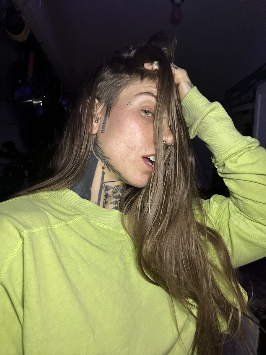 EllaKociuba's tweet photo. electric broccolini girl https://t.co/H0Fi0CO3Al