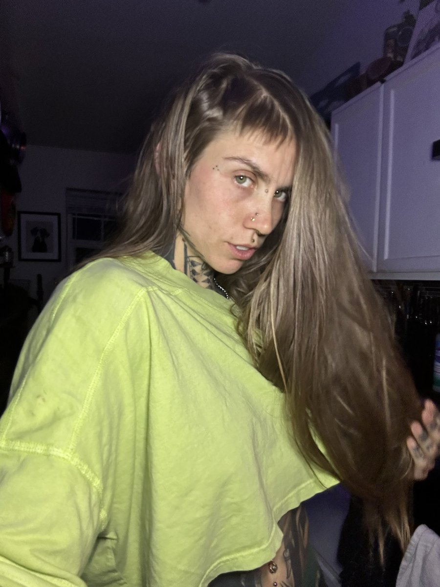 EllaKociuba's tweet photo. electric broccolini girl https://t.co/H0Fi0CO3Al