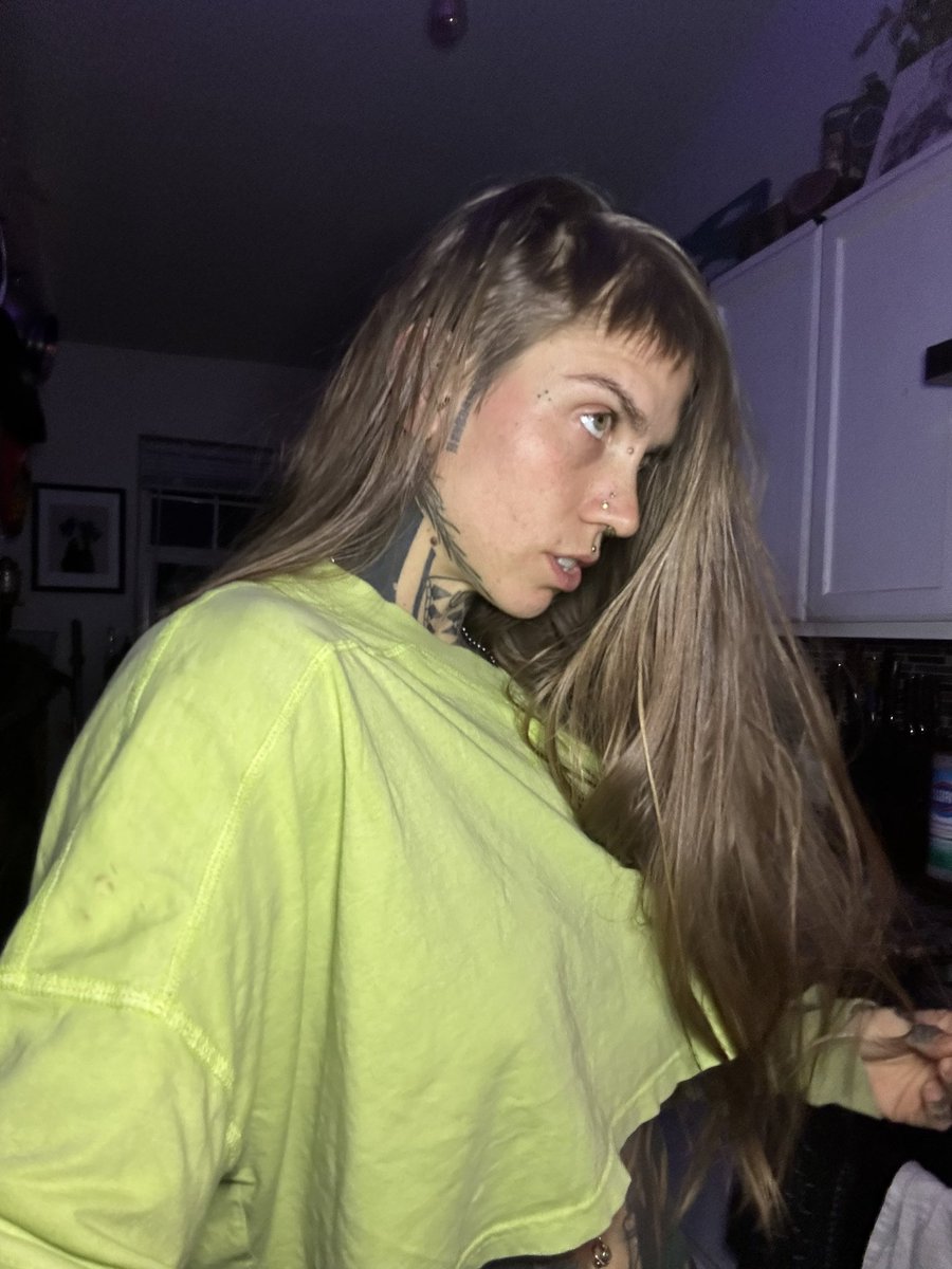 EllaKociuba's tweet photo. electric broccolini girl https://t.co/H0Fi0CO3Al