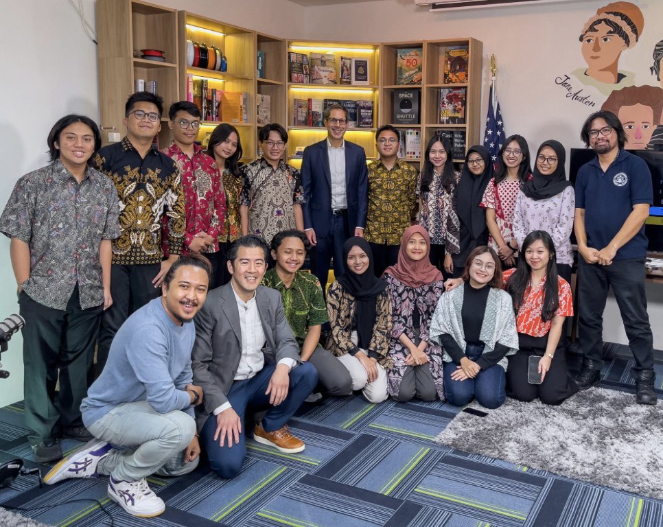 What a blast! <a href="/usembassyjkt/">U.S. Embassy Jakarta</a> Charge d'affaires Michael Kleine joined <a href="/amcorunair/">American Corner UNAIR</a> visitors for a some friendly round of #videogamediplomacy, then joined their podcast. Laughter, teamwork, and good vibes all around - truly a day to remember! 🎮🇺🇸🤝🇮🇩