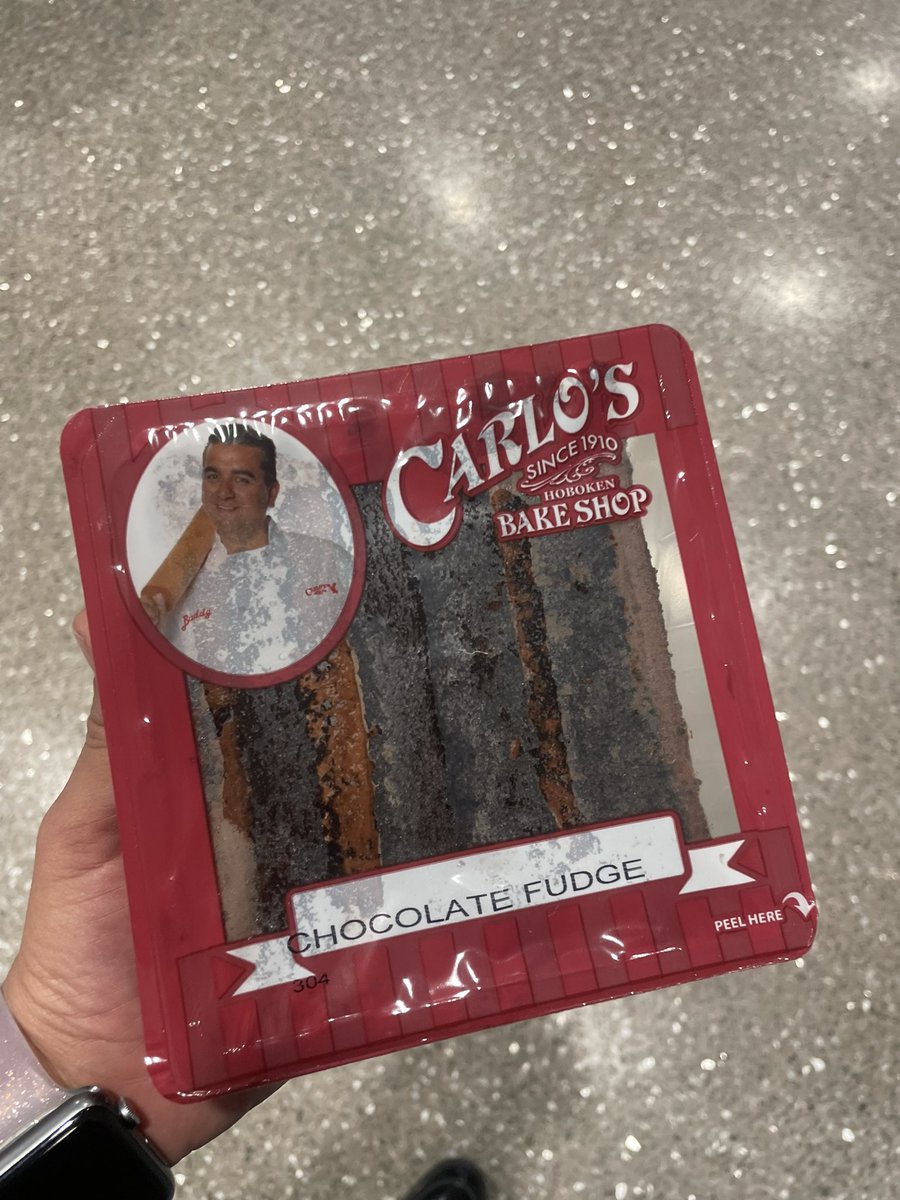 Im_TopNotch's tweet photo. @CakeBossBuddy I got one for my mom and she said she must need to go to the Hoboken Bake Shop because this ain’t right. https://t.co/UftVOKHexj