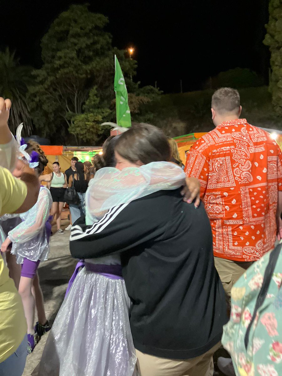 froooslu's tweet image. el abrazo más sincero, el de ella.
creo que nunca me van a dar las palabras para explicarle lo bien que me hace y lo agradecida que estoy x todo, te amo con todo lo que soy amiga, x fa, ABRAZARME PARA TODA LA VIDA.