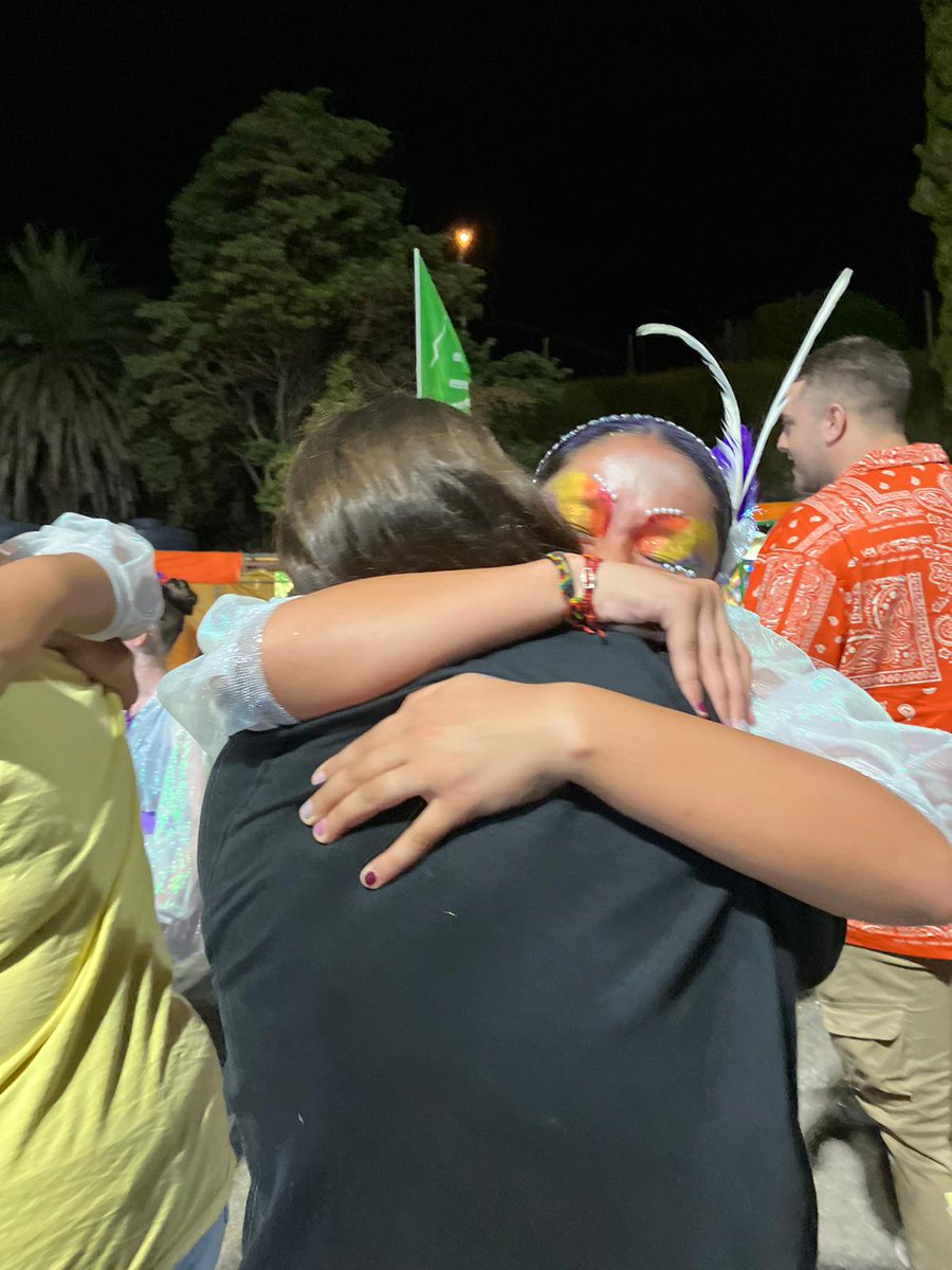 froooslu's tweet image. el abrazo más sincero, el de ella.
creo que nunca me van a dar las palabras para explicarle lo bien que me hace y lo agradecida que estoy x todo, te amo con todo lo que soy amiga, x fa, ABRAZARME PARA TODA LA VIDA.